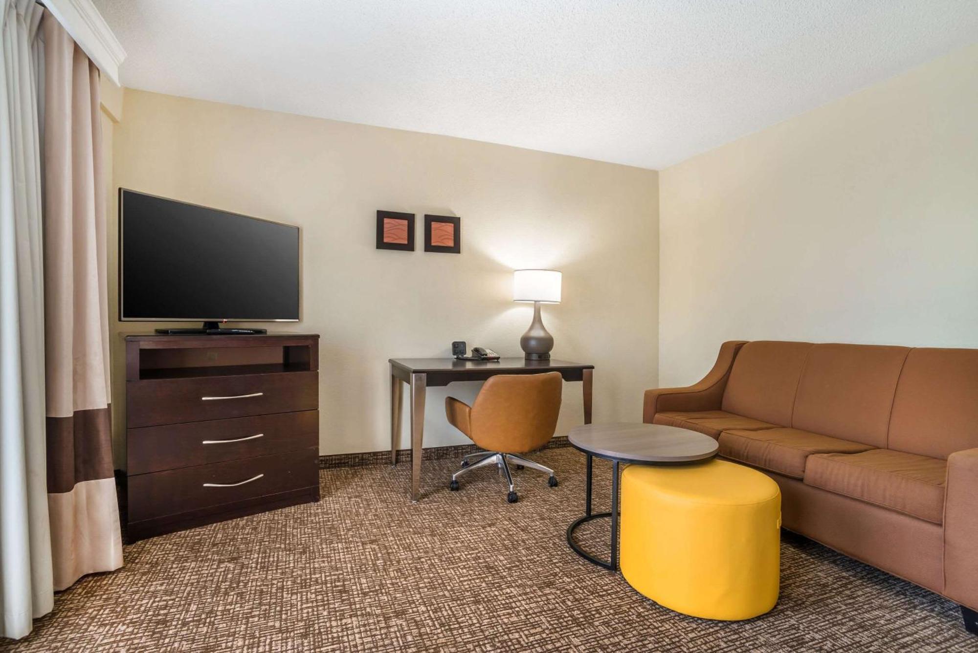 Hotel Comfort & Norman Cornelius