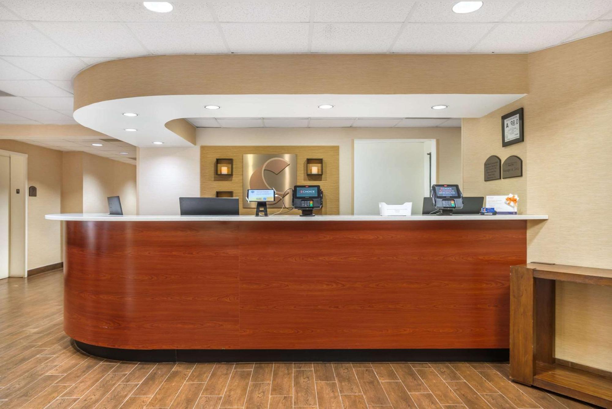 Hotel Comfort & Norman Cornelius