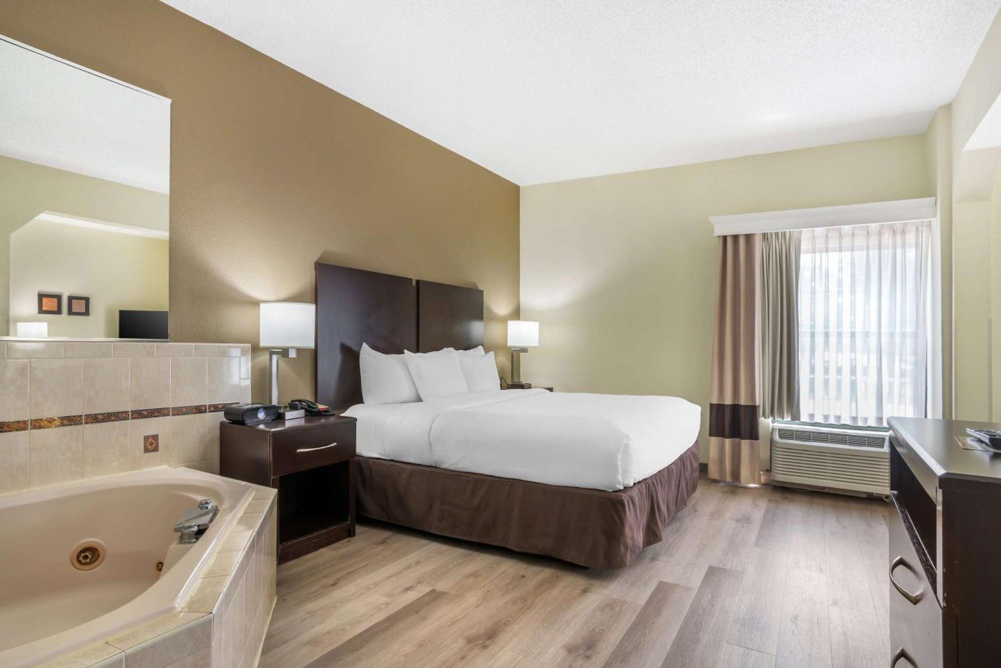 Hotel Comfort & Norman Cornelius